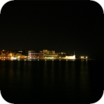 Nocna panorama portowego nabrzeża