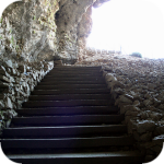 Schody używane jako zejście do jaskini