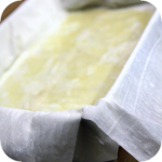 Naczynie żaroodporne wyłożone ciastem filo nasmarowanym masłem