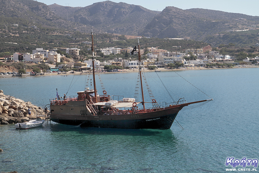 Piratenschiff, das zur Insel von Koufonissi segelt