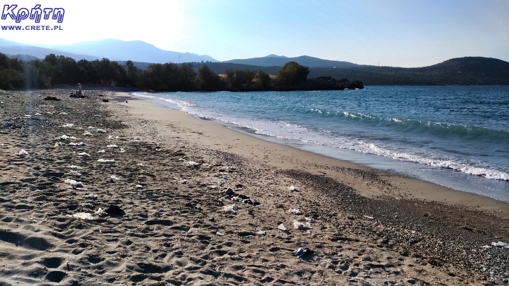 Plaża Agios Panteleimon ze śmieciami