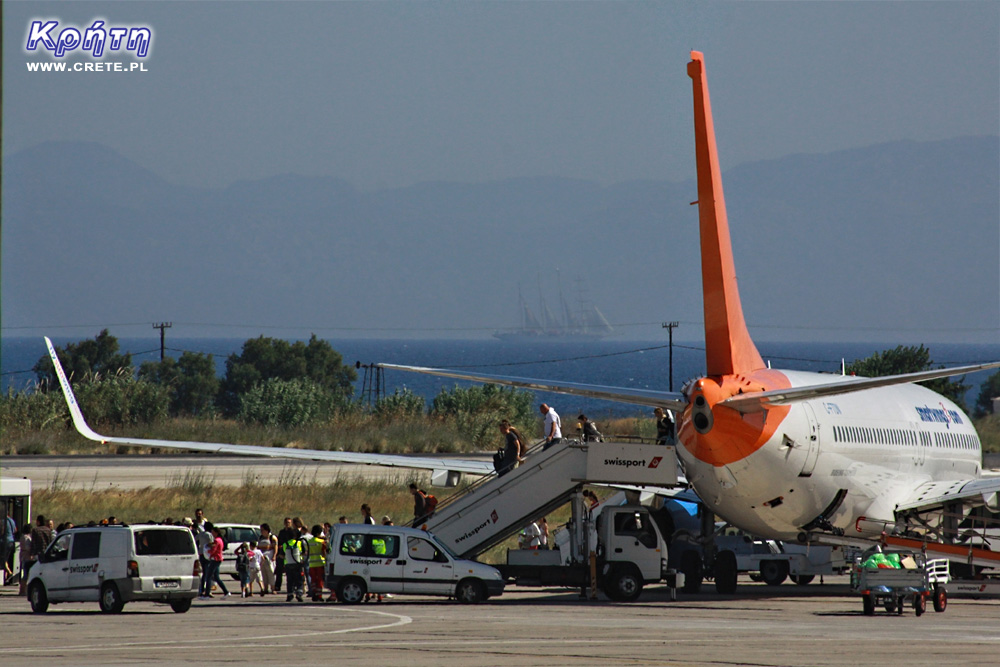 Aircraft - unloading passengers