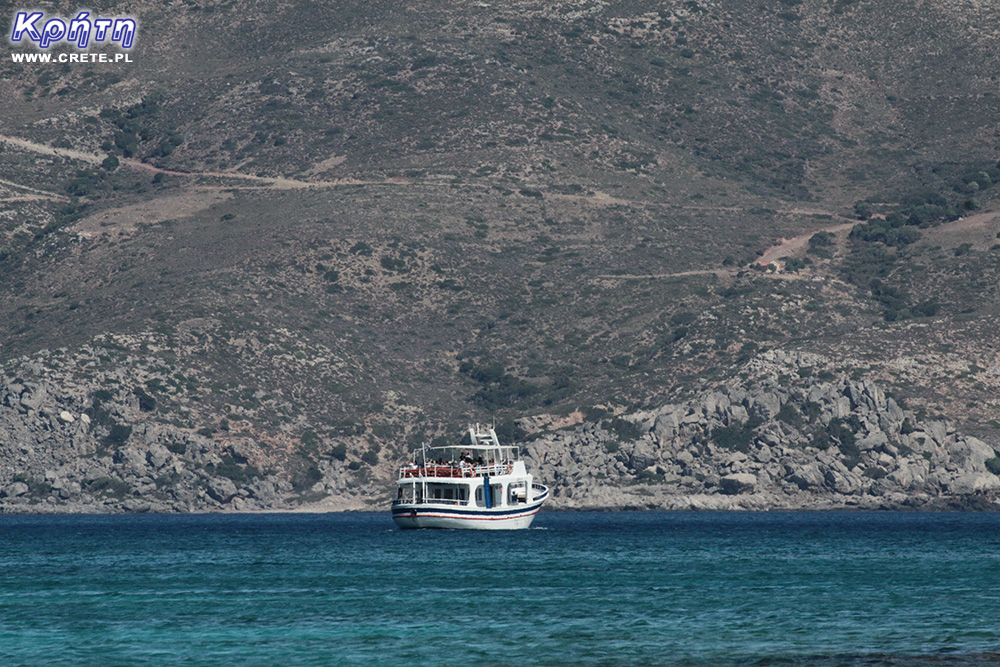 Ein kleines Schiff segelt zum Strand von Elafonissi