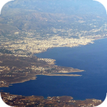Miasto Chania widziane z okien samolotu