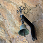 Niewielki dzwon przy Agios Kiriaki