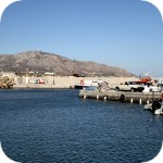 Niewielki port w Makry Gialos