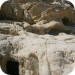 Matala - groty tworzone prawdopodobnie już od czasów neolitycznych wykorzystywane później jako katakumby a bardziej współcześnie przez hipisów