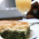 Gotowa spanakopita przygotowana do degustacji