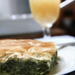 Gotowa spanakopita przygotowana do degustacji