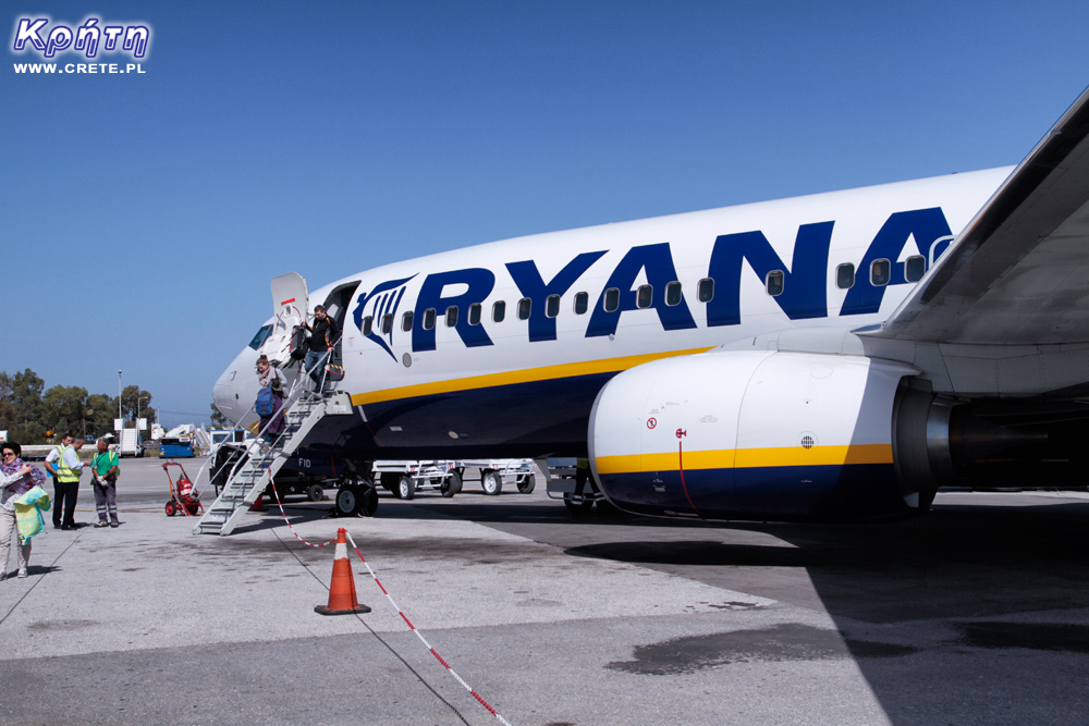 Samolot Ryanair na lotnisku w Chanii
