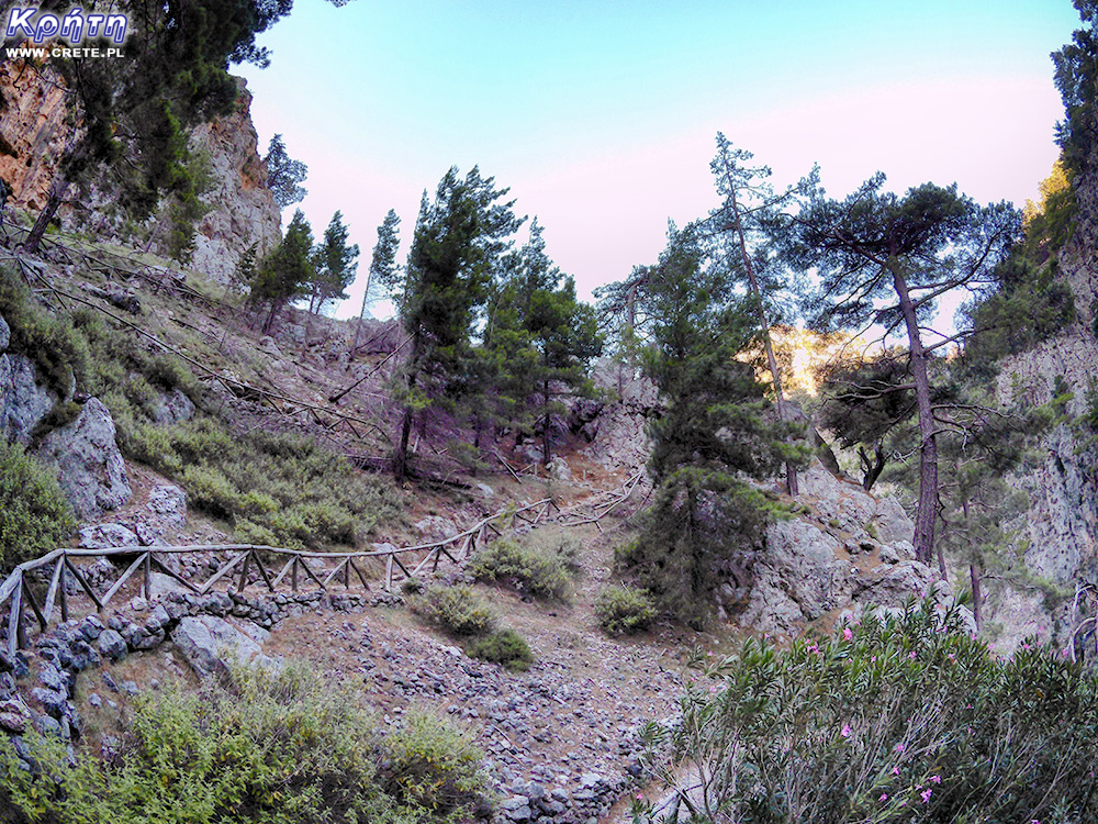 Agia Irini - steep descent