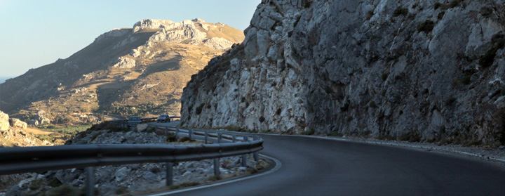 Straße durch die Kourtaliotiko-Schlucht