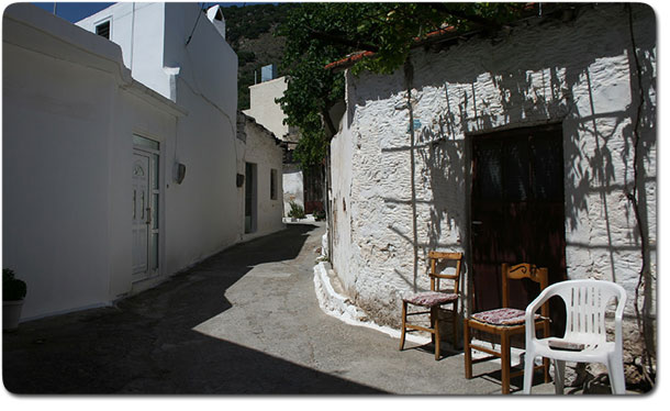 Siesta in Kritsa - verlassene Stühle in den Nachmittagsstunden