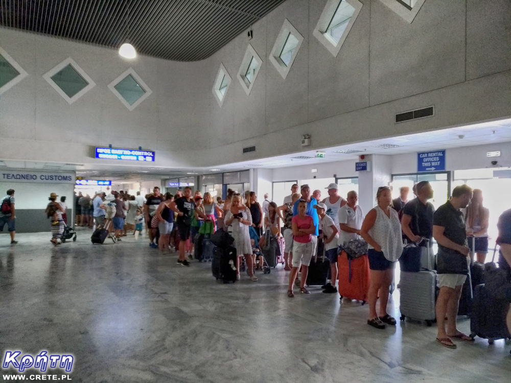 Kolejka do stanowisk check-in na lotnisku w Heraklionie 