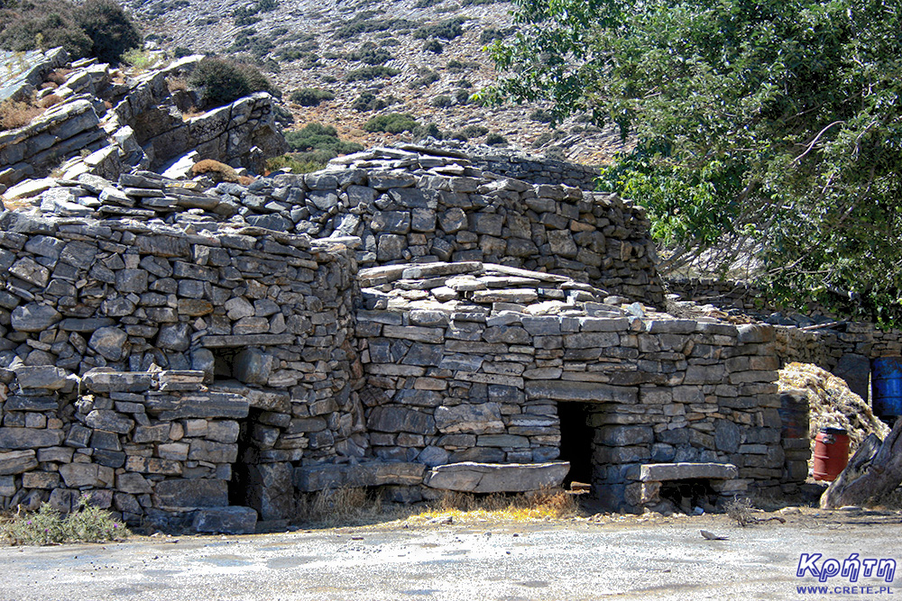 Photo of the mitata building in Crete