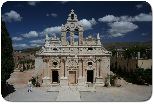 Moni Arkadiou - Blick auf die Kirchenfassade, die bis heute die Spuren der türkischen Belagerung trägt