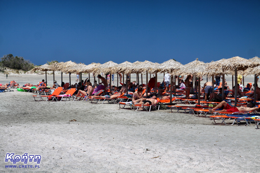 Turyści na plaży Elafonissi na Krecie