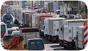 Ulice zablokowane przez ciężarówki - źródło ekathimerini