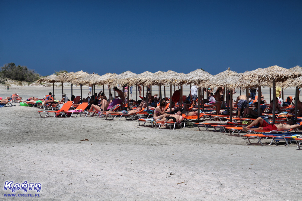 Turyści na plaży Elafonissi