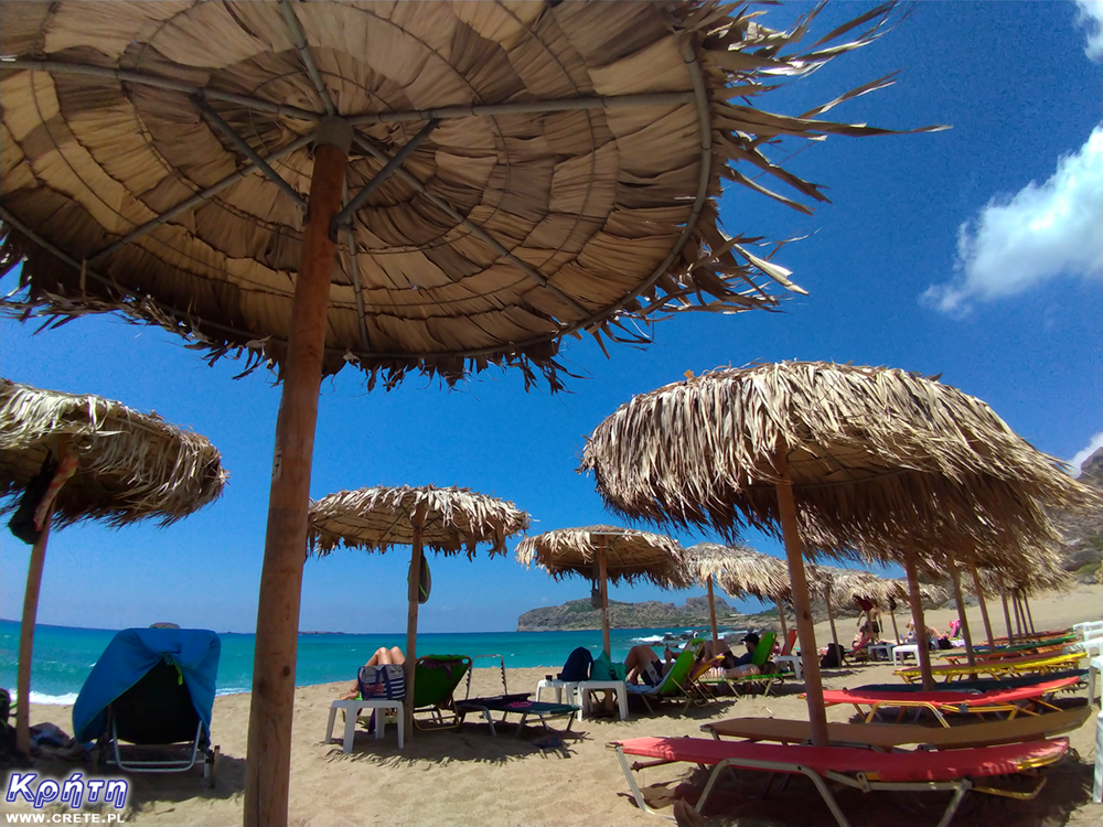 Kreta - deck chairs on the beach