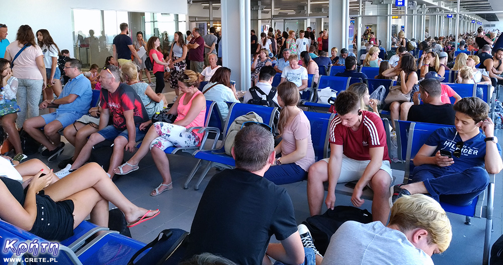 Lotnisko w Heraklionie - pasażerowie oczekujacy na lot
