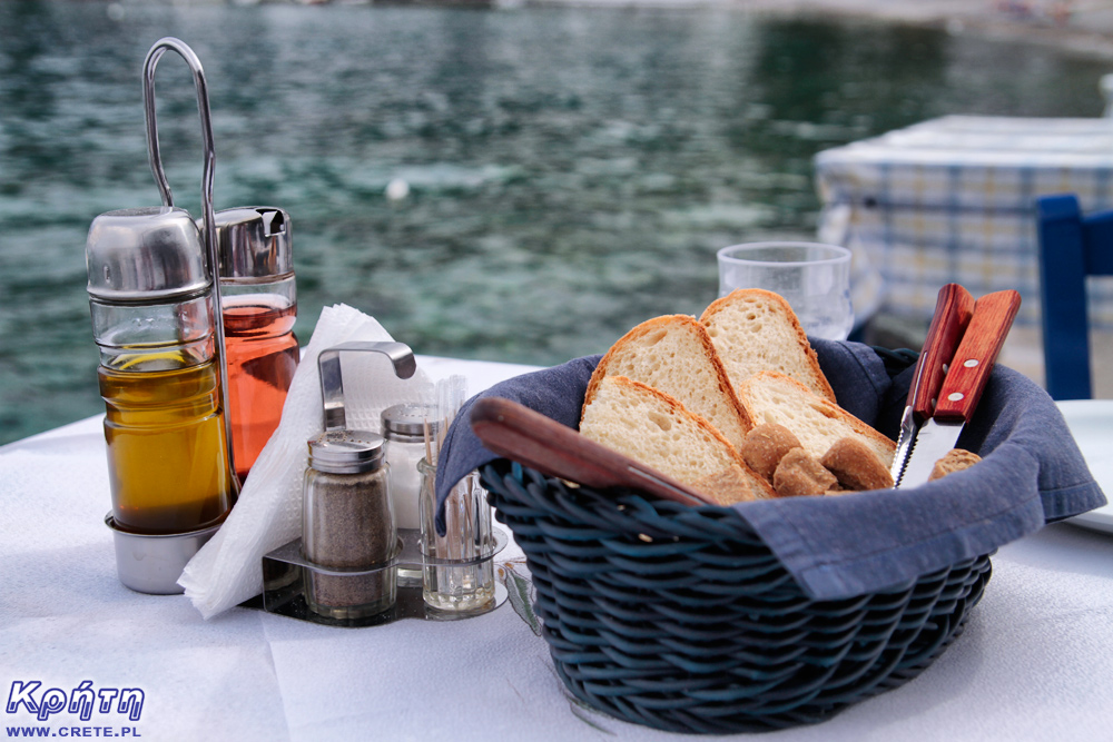 Brot und Oliven in griechischen Tavernen