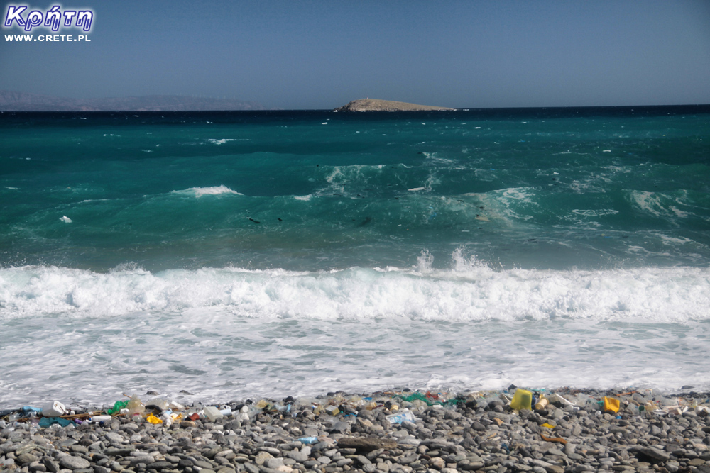 Śmieci na jednej z plaż Krety