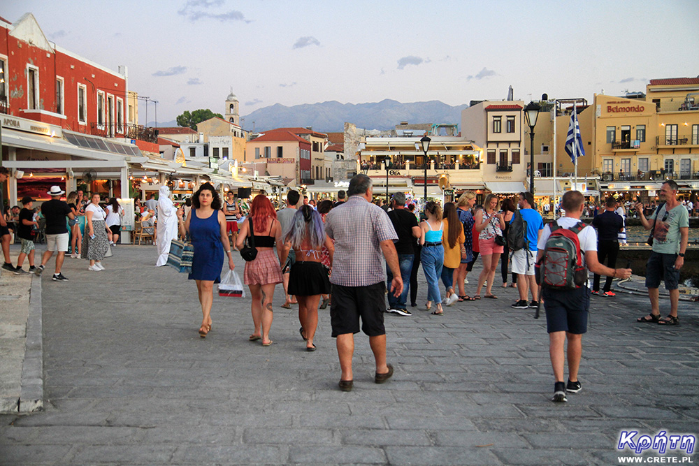 Touristen in Chania im alten venezianischen Hafen