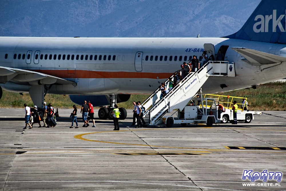 Turyści wysiadają z samolotu