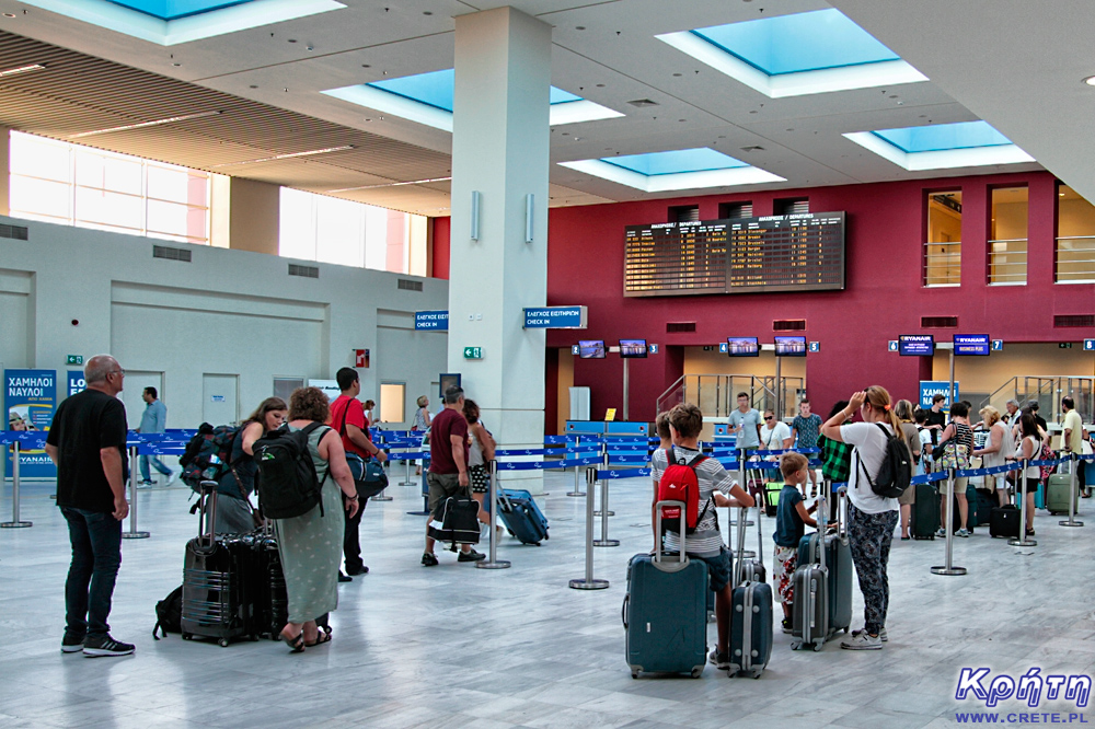 Turyści na lotnisku w Chanii