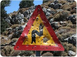 Postrzelany znak drogowy w górskim rejonie Krety