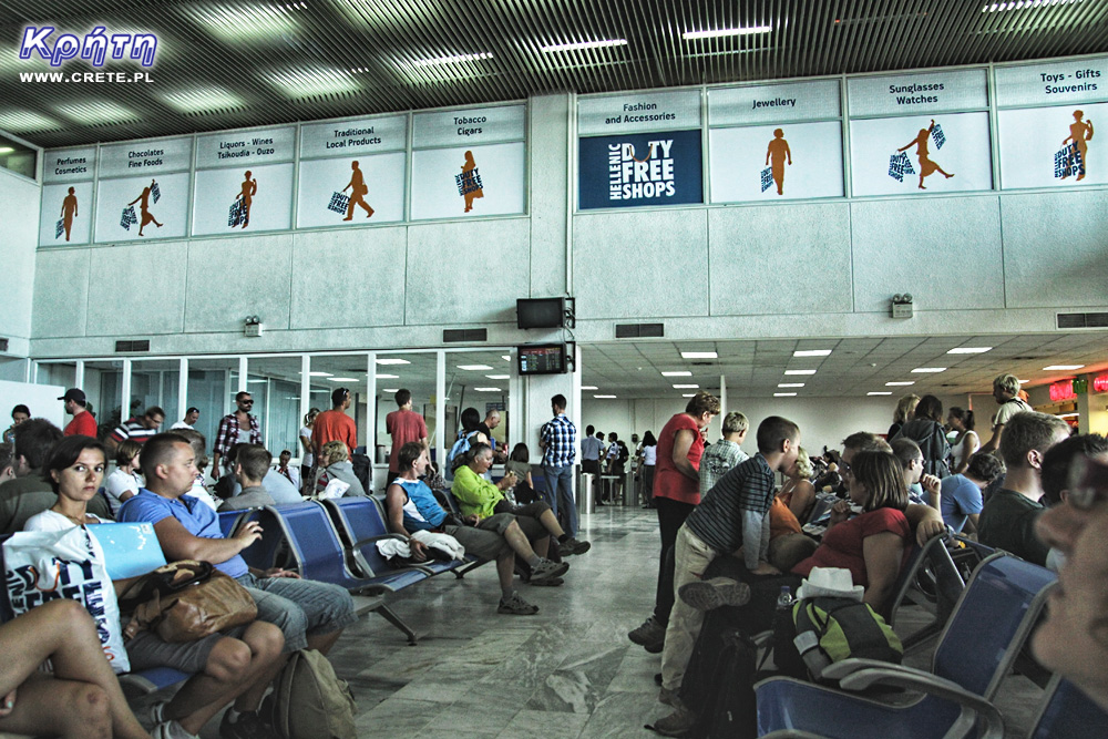 Turyści na lotnisku w Heraklionie