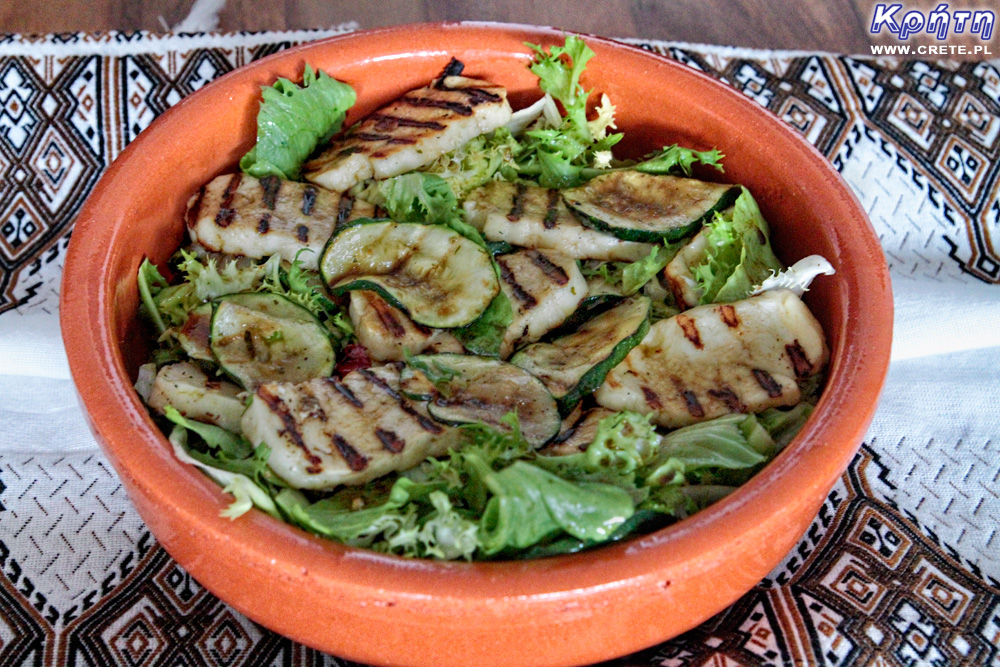 Salad with grilled haloumi and zucchini