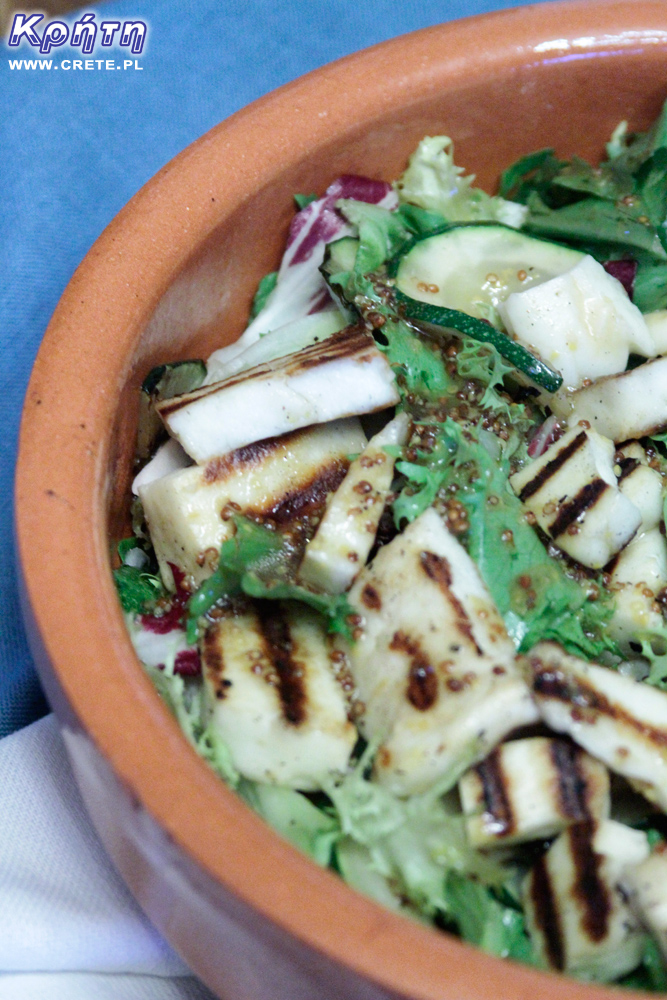 Salad with grilled haloumi and zucchini