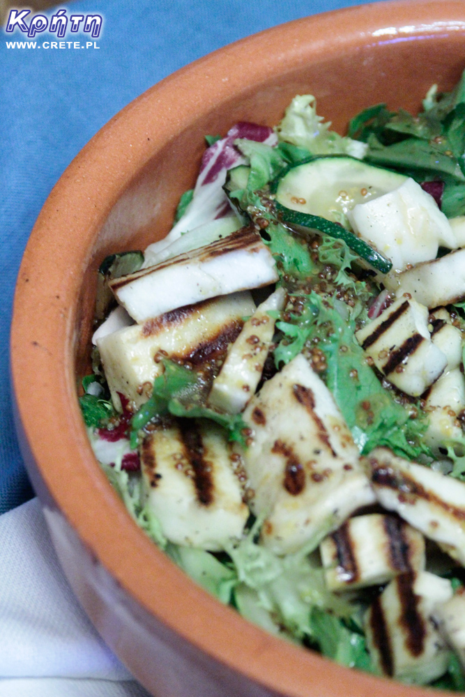 Salat mit gegrilltem Haloumi und Zucchini