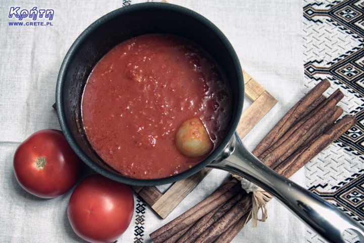 A simple tomato sauce in Greek